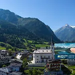 Alpenhaus فندق كابرون