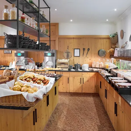 Alpenhaus فندق كابرون