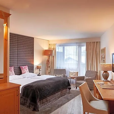 Hotel Alpenhaus 4*
